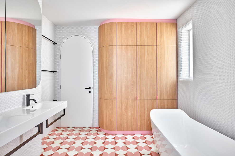 Nordisches Badezimmer En Suite mit freistehender Badewanne, weißen Fliesen, Mosaikfliesen, weißer Wandfarbe, Zementfliesen für Boden, Wandwaschbecken und buntem Boden in Melbourne