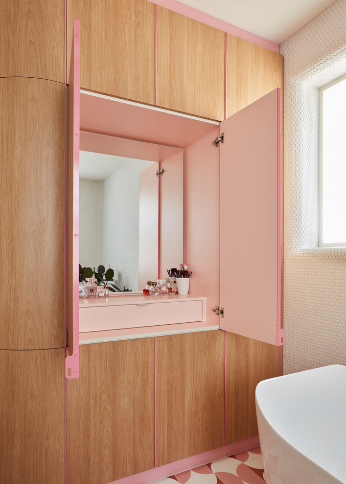 Idéer för små minimalistiska en-suite badrum, med ett fristående badkar, vit kakel, mosaik, vita väggar, cementgolv och flerfärgat golv