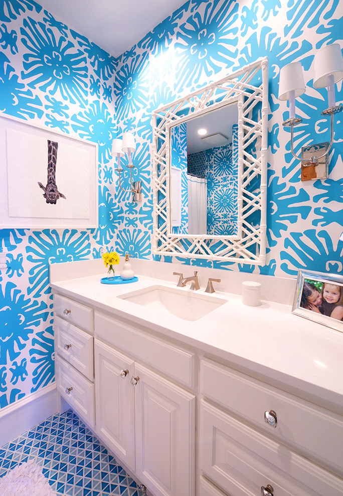 Ispirazione per una stanza da bagno chic con lavabo sottopiano, ante con bugna sagomata, ante bianche, pareti multicolore e pavimento con piastrelle a mosaico
