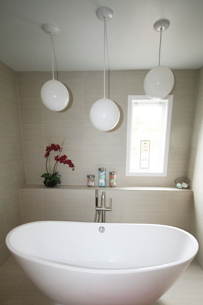 Cette image montre une douche en alcôve design avec des portes de placard beiges, une baignoire indépendante, un bidet et un carrelage gris.