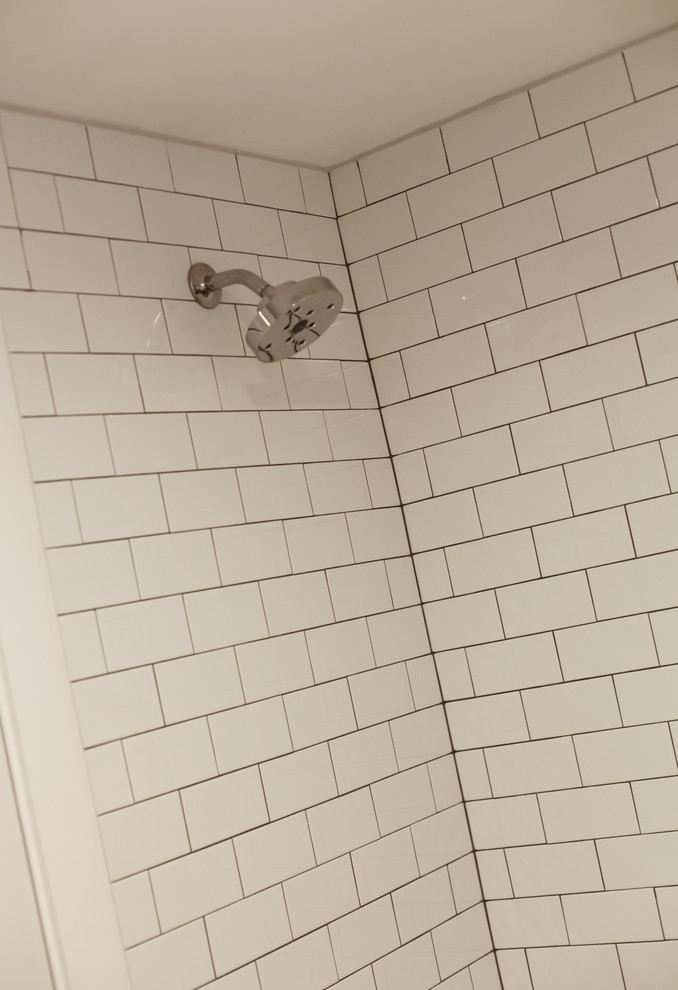 Inspiration för ett mellanstort vintage en-suite badrum, med skåp i shakerstil, ett badkar i en alkov, vit kakel, keramikplattor, grå väggar, ett undermonterad handfat, marmorbänkskiva, blå skåp, en dubbeldusch, en toalettstol med separat cisternkåpa, vinylgolv, grått golv och dusch med gångjärnsdörr