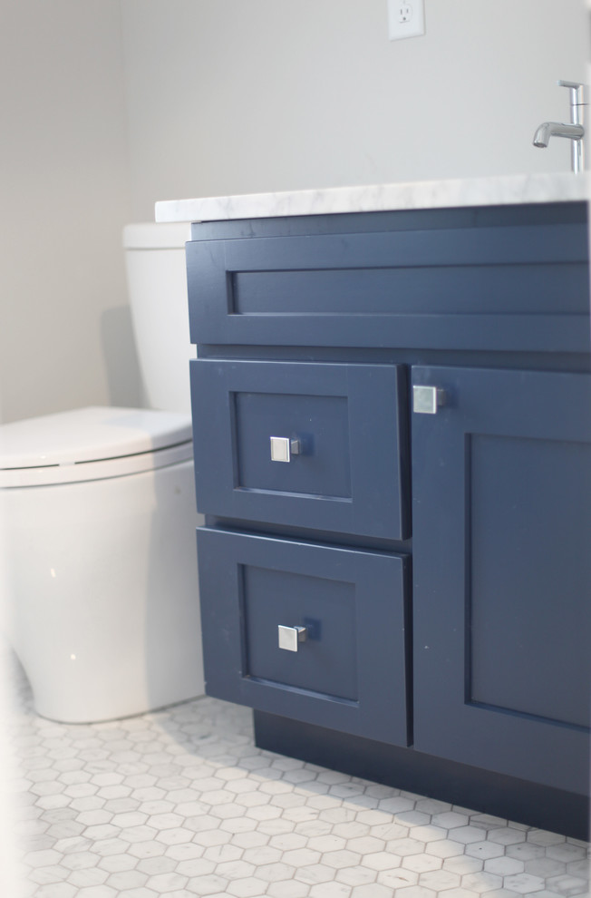 Источник вдохновения для домашнего уюта: главная ванная комната среднего размера в стиле неоклассика (современная классика) с фасадами в стиле шейкер, синими фасадами, двойным душем, белой плиткой, керамической плиткой, серыми стенами, мраморным полом, врезной раковиной, мраморной столешницей, раздельным унитазом, белым полом и душем с распашными дверями
