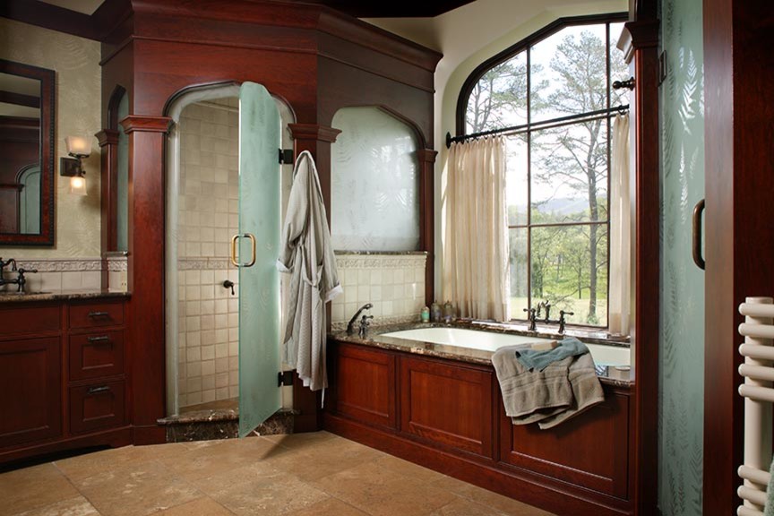 На фото: большая главная ванная комната в классическом стиле с врезной раковиной, плоскими фасадами, темными деревянными фасадами, мраморной столешницей, полновстраиваемой ванной, угловым душем, унитазом-моноблоком, бежевой плиткой, керамической плиткой, зелеными стенами и полом из известняка