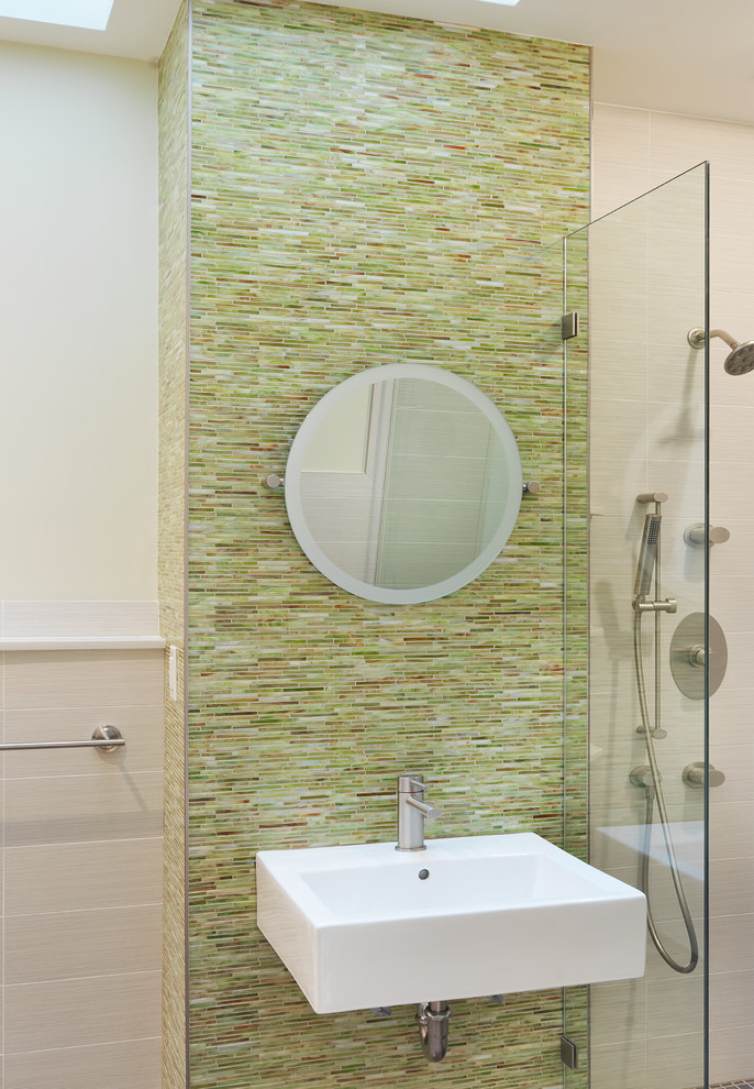 Cette image montre une salle de bain design avec un lavabo suspendu.