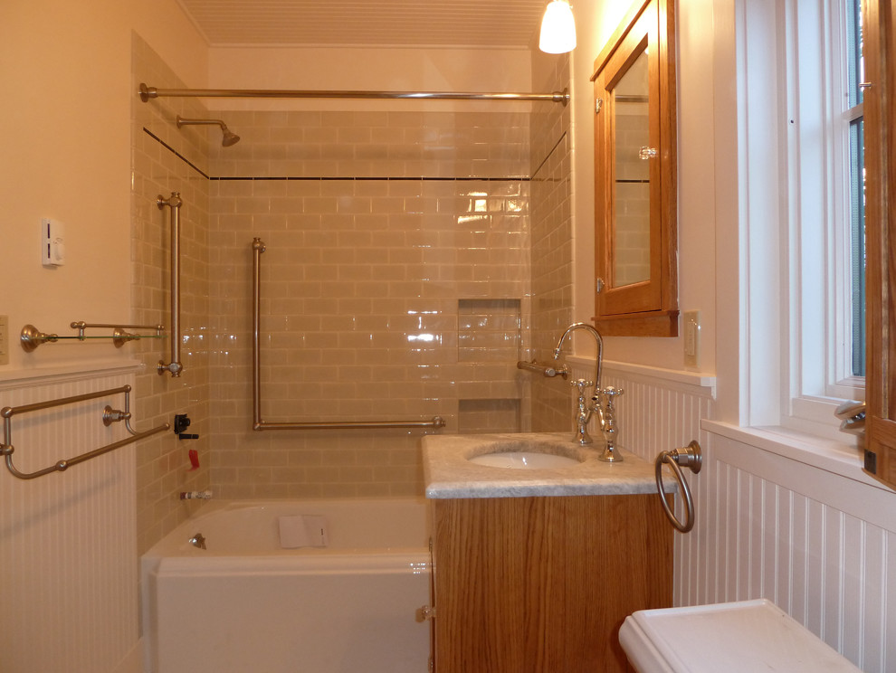 Свежая идея для дизайна: ванная комната среднего размера в стиле неоклассика (современная классика) с светлыми деревянными фасадами, ванной в нише, душем над ванной, серой плиткой, плиткой кабанчик, бежевыми стенами, врезной раковиной и шторкой для ванной - отличное фото интерьера