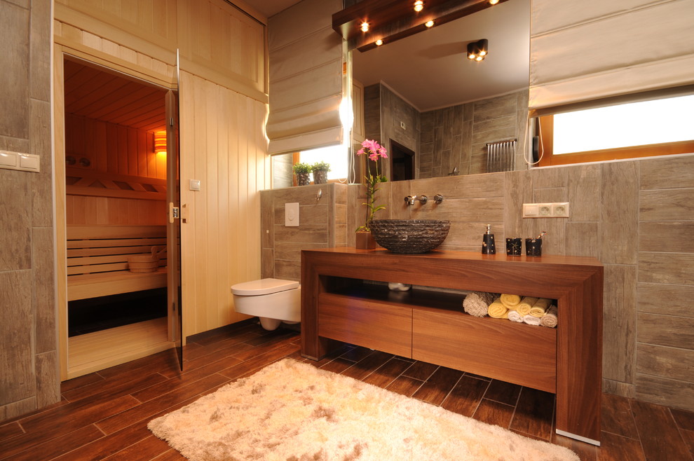 Aménagement d'une salle de bain contemporaine avec WC suspendus.