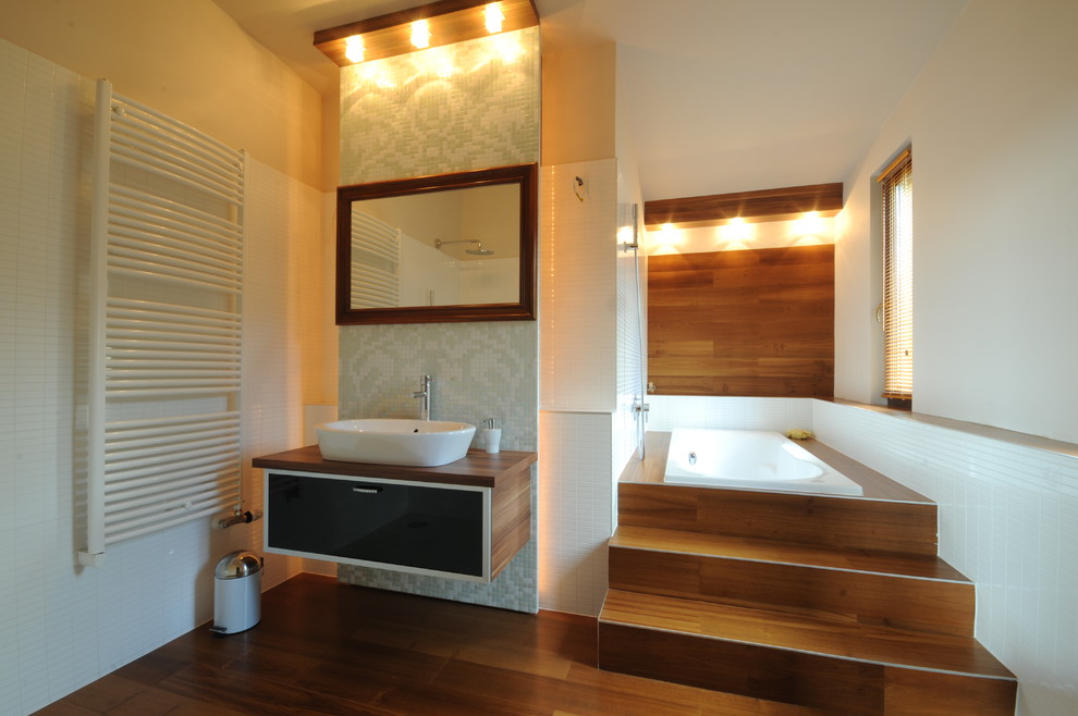 Modernes Badezimmer mit Mosaikfliesen und Aufsatzwaschbecken