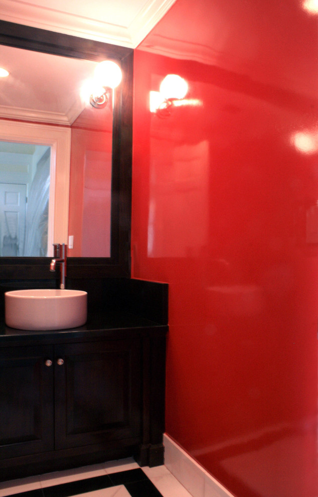 Diseño de cuarto de baño contemporáneo con lavabo sobreencimera, armarios estilo shaker, puertas de armario de madera en tonos medios, baldosas y/o azulejos blancos y aseo y ducha