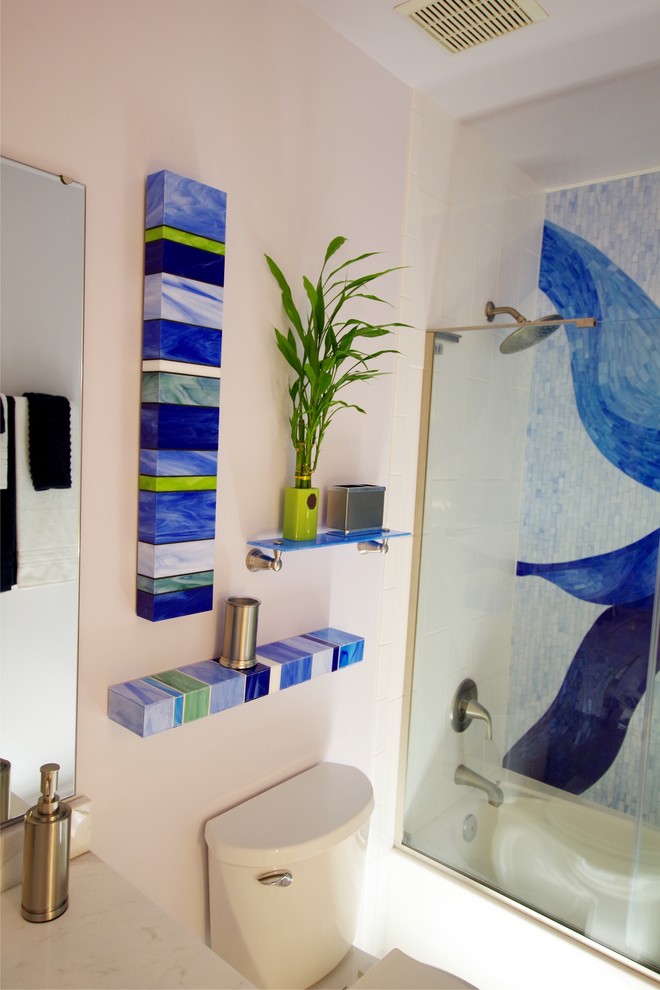 На фото: огромная ванная комната в современном стиле с разноцветной плиткой и стеклянной плиткой с