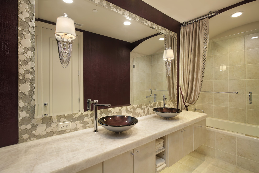 Стильный дизайн: ванная комната среднего размера в современном стиле с плоскими фасадами, бежевыми фасадами, накладной ванной, серой плиткой, плиткой мозаикой, красными стенами, настольной раковиной, столешницей из кварцита и белой столешницей - последний тренд