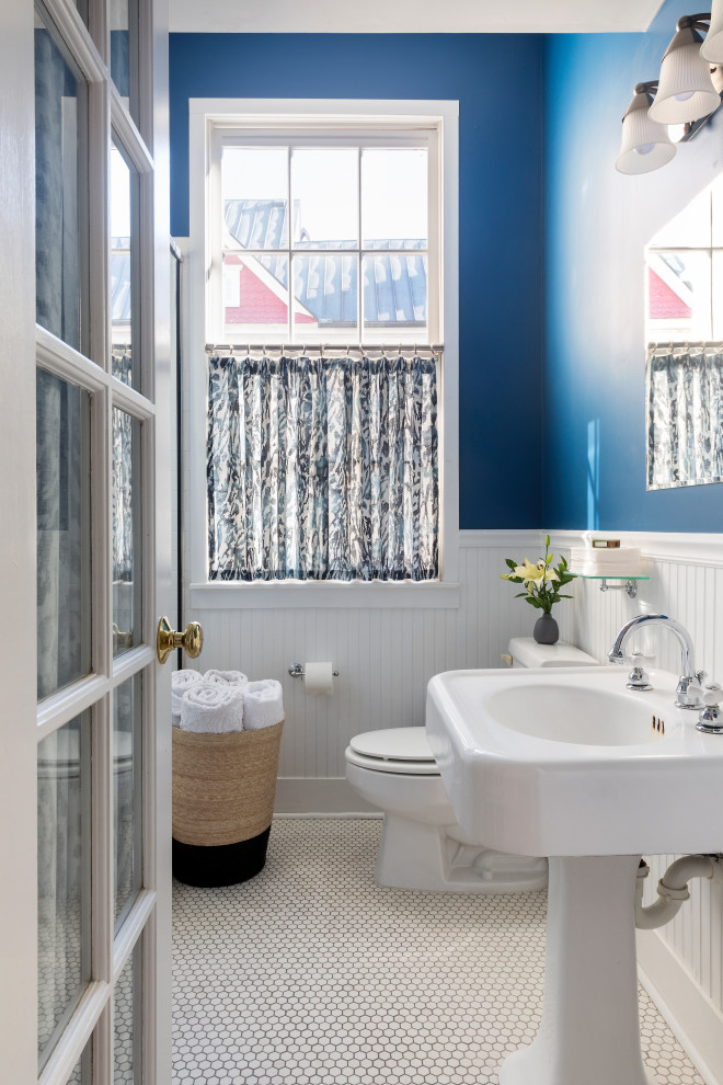Idéer för att renovera ett vintage badrum, med blå väggar, mosaikgolv, ett piedestal handfat och vitt golv