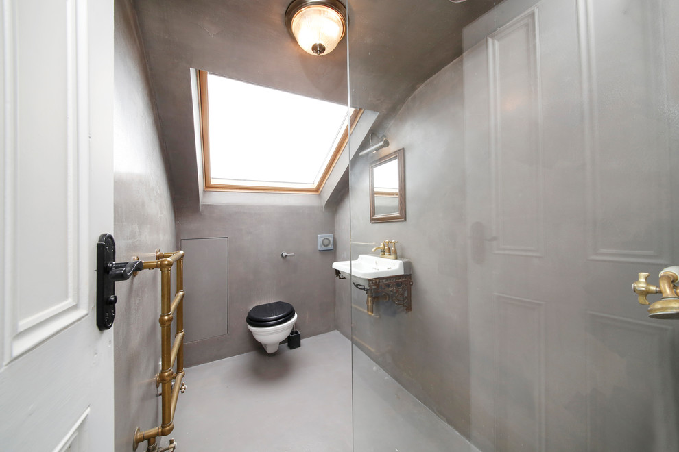 Свежая идея для дизайна: маленькая главная ванная комната в стиле фьюжн с душевой комнатой, инсталляцией, серыми стенами, врезной раковиной, серым полом и открытым душем для на участке и в саду - отличное фото интерьера