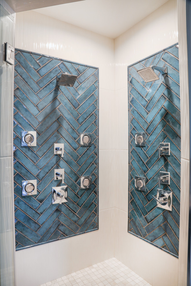 Источник вдохновения для домашнего уюта: большая главная ванная комната в стиле неоклассика (современная классика) с душем без бортиков, открытым душем, синей плиткой, керамогранитной плиткой и бежевыми стенами