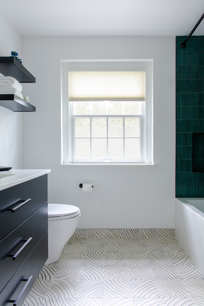Idee per una stanza da bagno classica con ante lisce, ante nere, vasca ad alcova, vasca/doccia, piastrelle verdi, pareti bianche, pavimento beige, doccia con tenda e top bianco