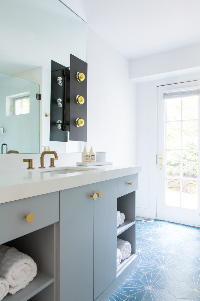 Foto di una stanza da bagno tradizionale con ante lisce, ante grigie, pareti bianche, lavabo sottopiano, pavimento blu e top bianco