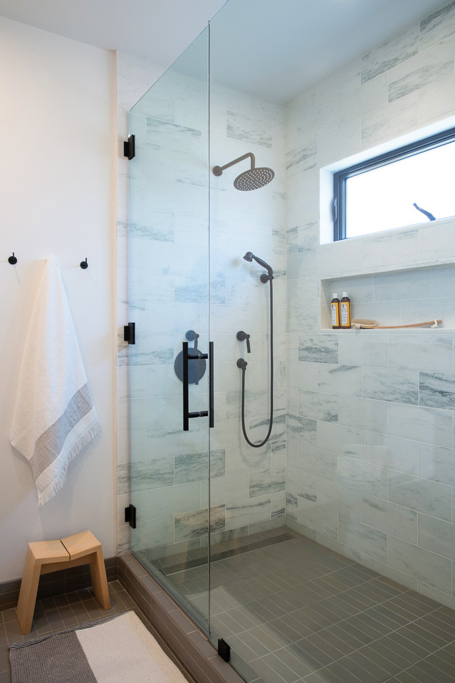 Idées déco pour une petite salle de bain principale moderne en bois foncé avec WC à poser, un carrelage gris, un carrelage de pierre, un mur blanc, un sol en carrelage de céramique, un lavabo posé et un plan de toilette en quartz.