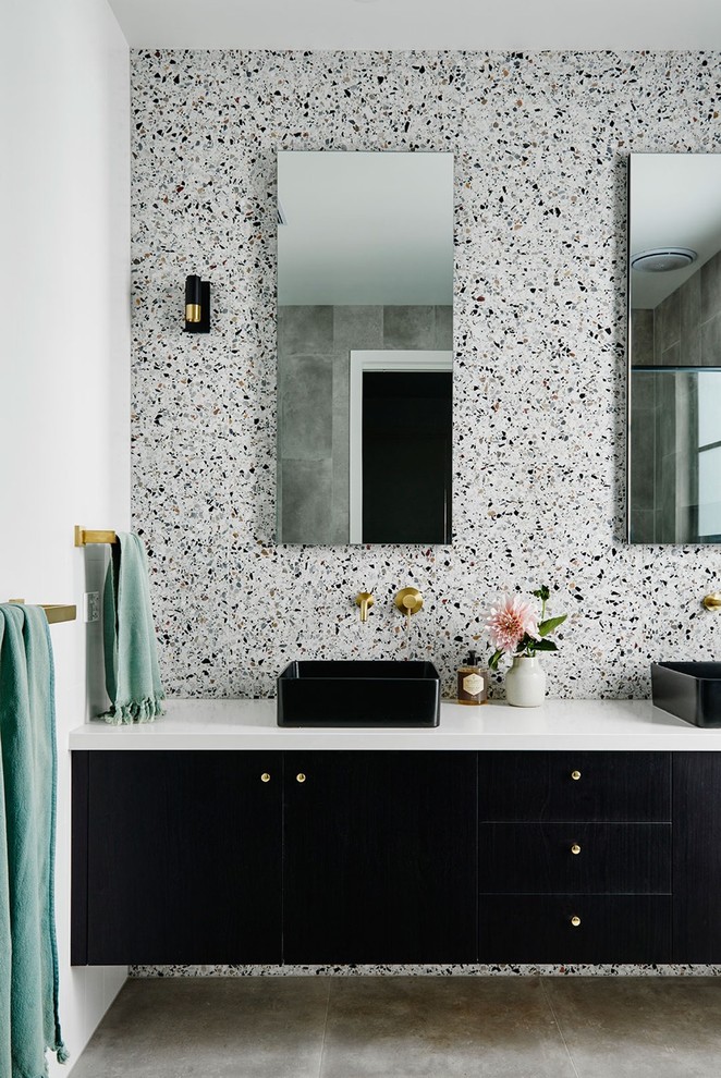 Idee per una stanza da bagno minimalista con piastrelle bianche, pavimento in gres porcellanato, lavabo a bacinella, top in quarzite, pavimento grigio e top bianco