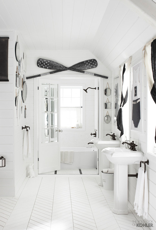 На фото: ванная комната в стиле модернизм с раковиной с пьедесталом, отдельно стоящей ванной, душем в нише, унитазом-моноблоком и белой плиткой с