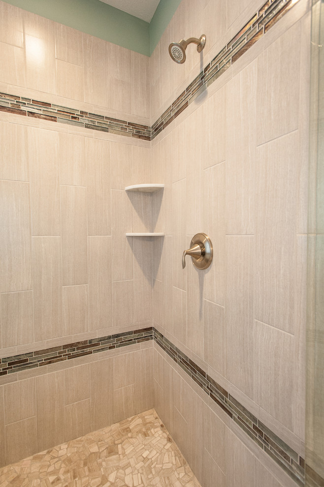 Стильный дизайн: главная ванная комната среднего размера в стиле неоклассика (современная классика) с столешницей из гранита, накладной ванной, угловым душем, бежевой плиткой, керамической плиткой, зелеными стенами и полом из керамической плитки - последний тренд