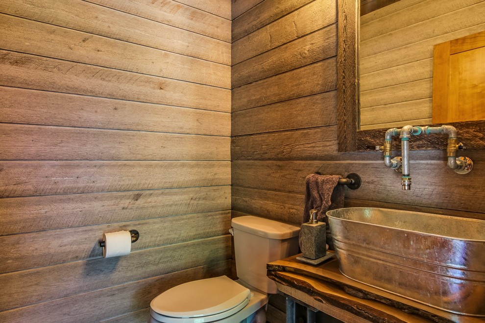 Inspiration för ett mellanstort rustikt badrum med dusch, med öppna hyllor, skåp i slitet trä, en toalettstol med separat cisternkåpa, vita väggar, vinylgolv, ett fristående handfat, träbänkskiva och brunt golv