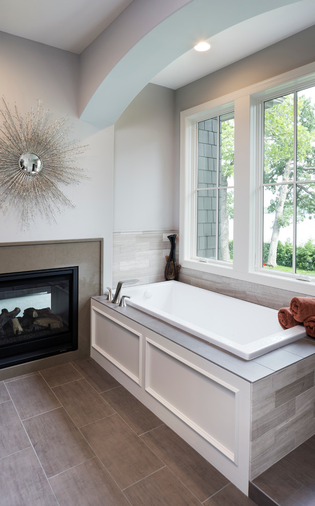 Idéer för ett stort klassiskt en-suite badrum, med luckor med infälld panel, vita skåp, ett platsbyggt badkar, grå kakel, stenkakel, grå väggar, bänkskiva i akrylsten och klinkergolv i porslin