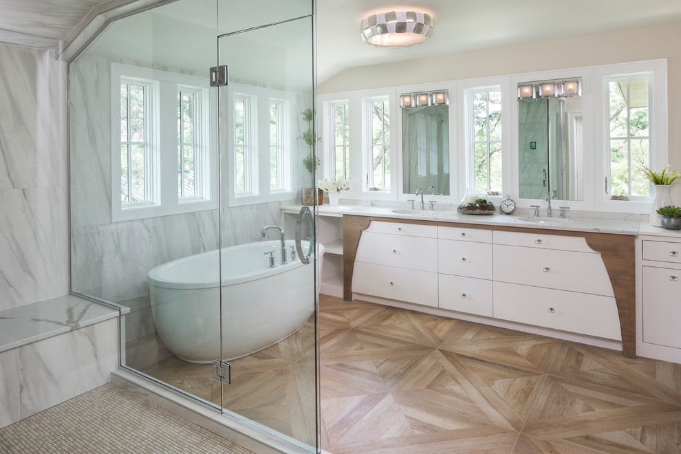 Стильный дизайн: ванная комната в стиле неоклассика (современная классика) с душем с распашными дверями - последний тренд