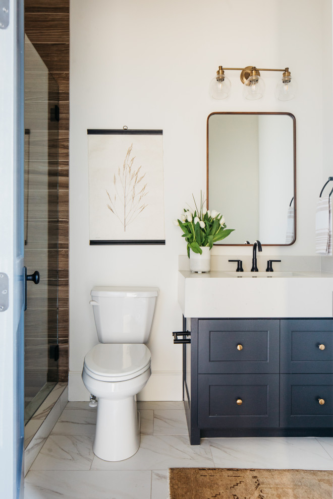 Foto di una stanza da bagno country con ante in stile shaker, ante blu, piastrelle marroni, pareti bianche, lavabo sottopiano, pavimento bianco, top bianco, un lavabo e mobile bagno incassato