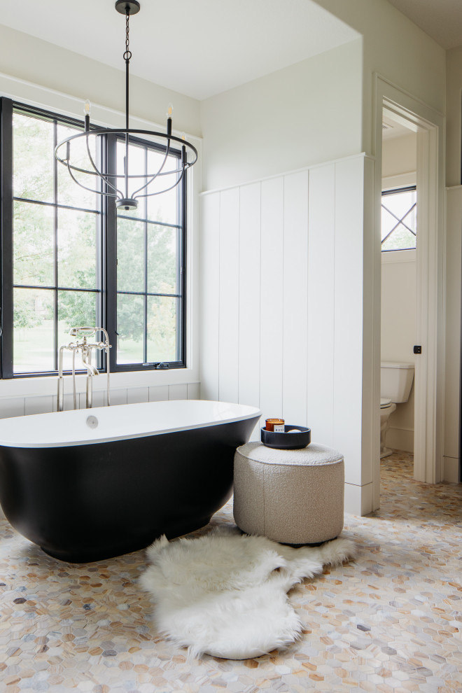 Foto di una stanza da bagno country con vasca freestanding, pareti bianche, pavimento con piastrelle a mosaico, pavimento beige, pareti in perlinato e boiserie