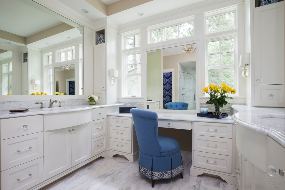 Foto de cuarto de baño principal tradicional con puertas de armario blancas, suelo de mármol, lavabo bajoencimera, encimera de mármol, armarios estilo shaker y ventanas