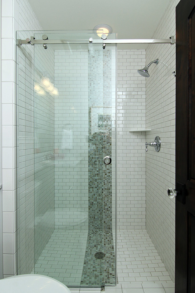 На фото: ванная комната в стиле неоклассика (современная классика)
