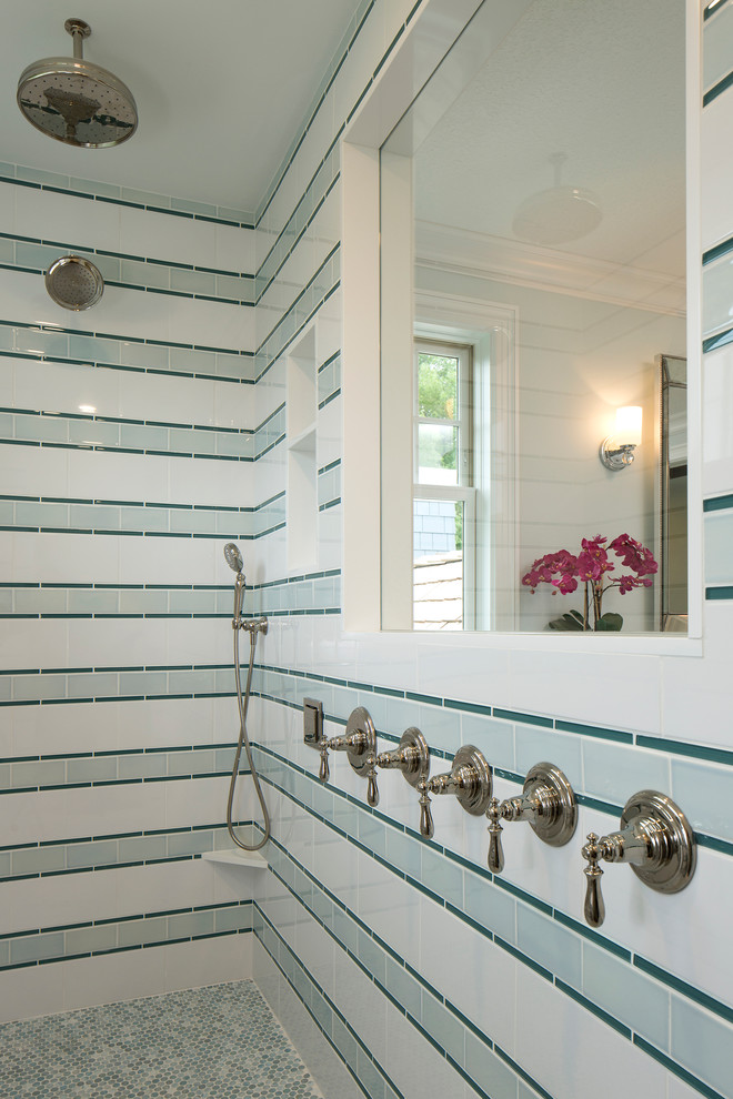 Идея дизайна: главная ванная комната в морском стиле с плоскими фасадами, белыми фасадами, разноцветной плиткой, керамической плиткой, синими стенами, полом из керамической плитки, врезной раковиной и столешницей из искусственного кварца