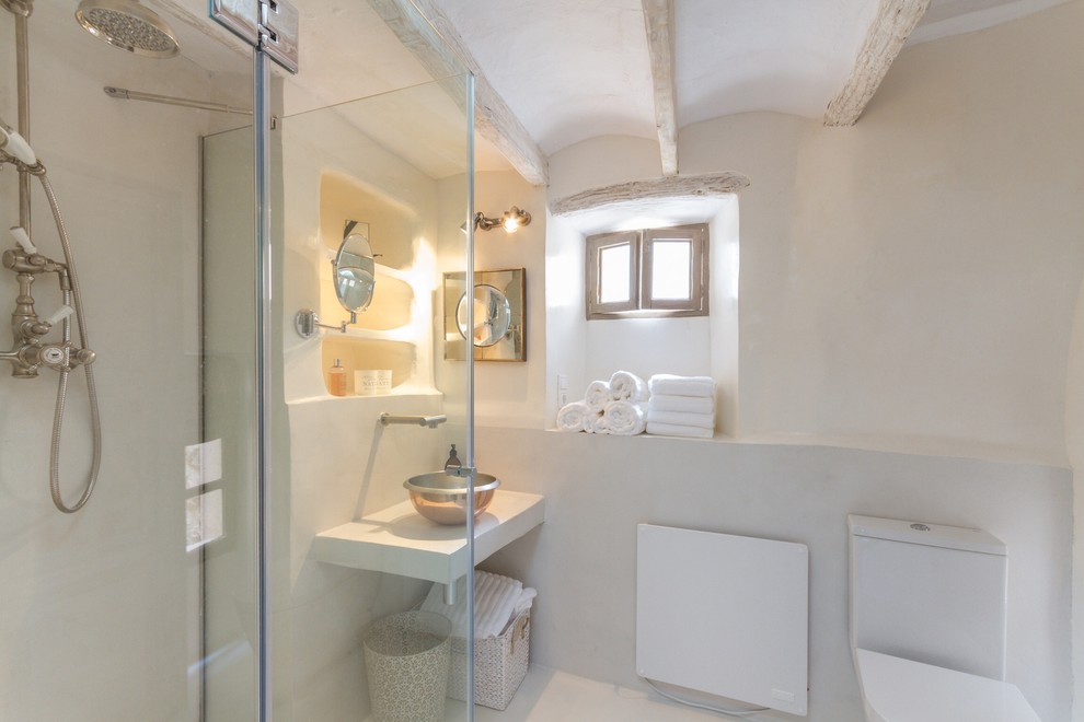 Diseño de cuarto de baño mediterráneo pequeño con aseo y ducha, lavabo sobreencimera, suelo blanco y encimeras blancas