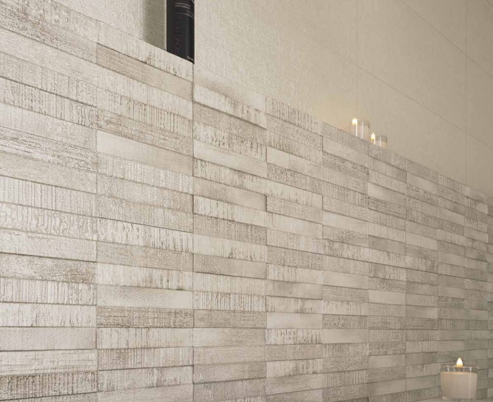 Foto di una stanza da bagno classica con doccia ad angolo, piastrelle beige, piastrelle in gres porcellanato, pareti beige e pavimento in gres porcellanato