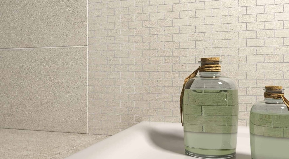 Esempio di una stanza da bagno tradizionale con piastrelle beige, piastrelle in gres porcellanato, pareti beige e pavimento in gres porcellanato