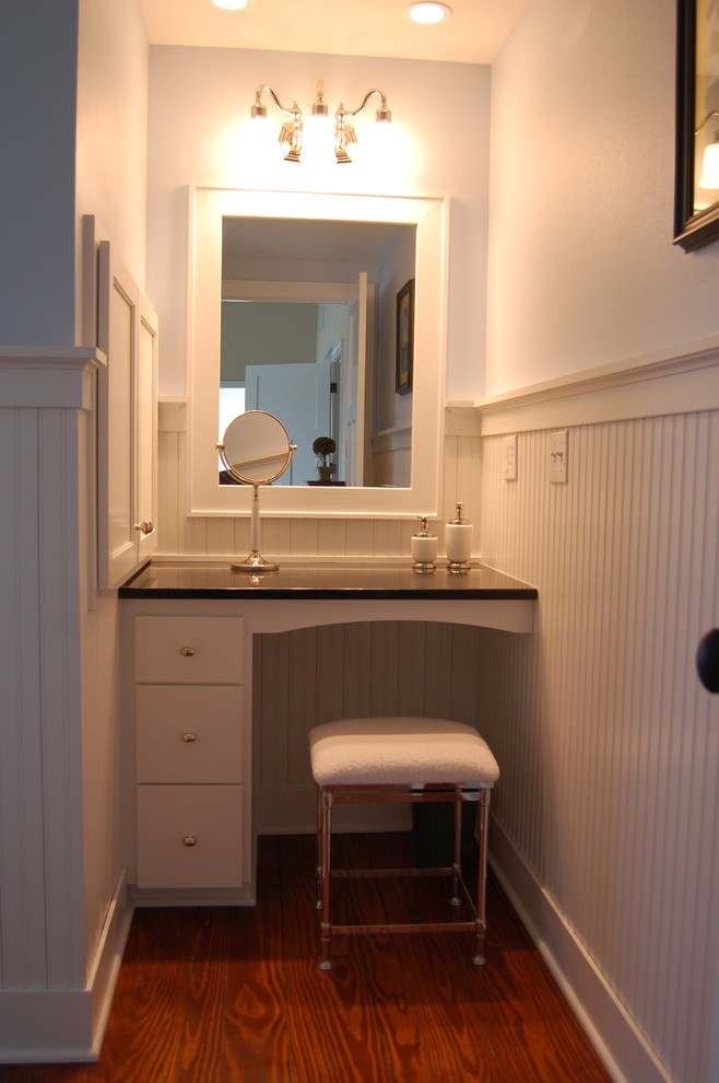 Пример оригинального дизайна: маленькая ванная комната в классическом стиле с плоскими фасадами, белыми фасадами, белыми стенами, паркетным полом среднего тона, душевой кабиной, накладной ванной, душем в нише, керамогранитной плиткой и раковиной с пьедесталом для на участке и в саду