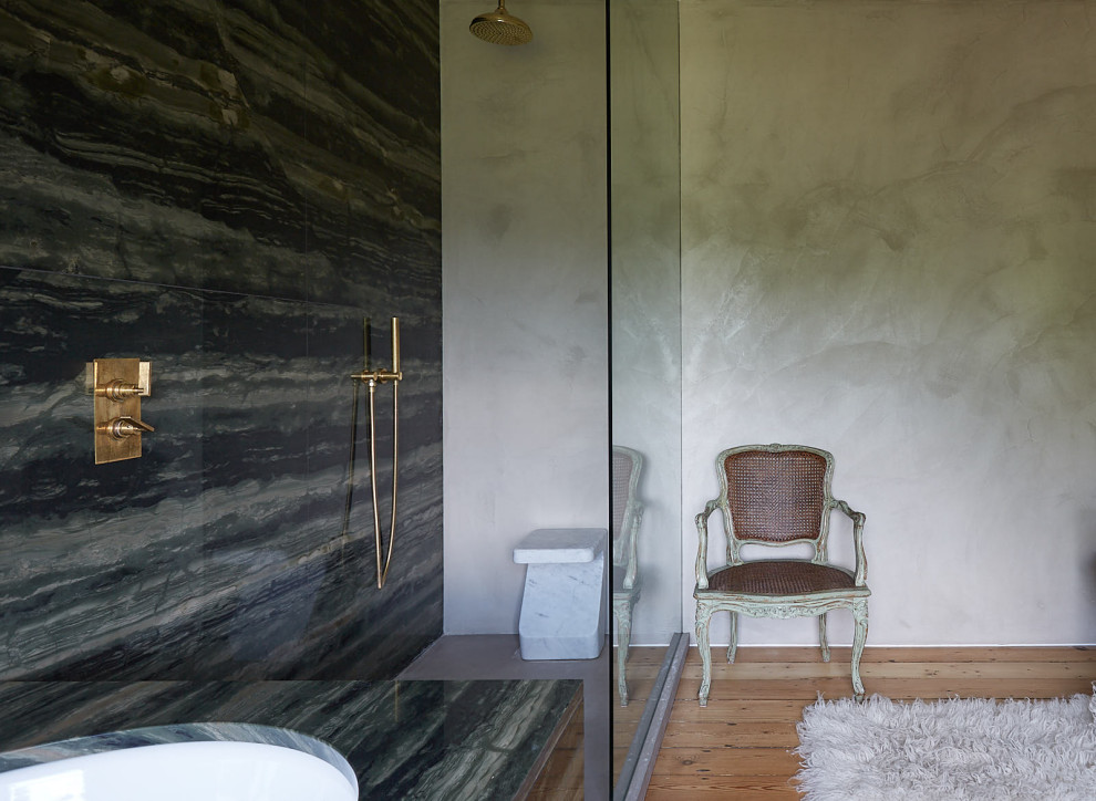 Источник вдохновения для домашнего уюта: большая главная ванная комната в классическом стиле с фасадами островного типа, черными фасадами, накладной ванной, двойным душем, инсталляцией, зеленой плиткой, мраморной плиткой, серыми стенами, деревянным полом, монолитной раковиной, мраморной столешницей, бежевым полом, открытым душем и черной столешницей