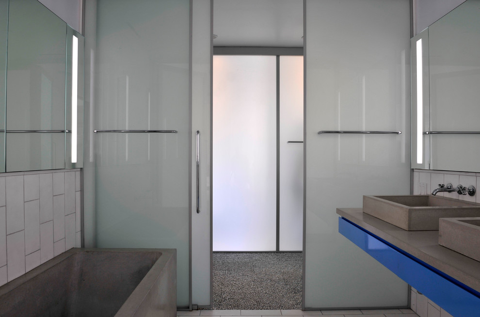Источник вдохновения для домашнего уюта: ванная комната в стиле модернизм с настольной раковиной