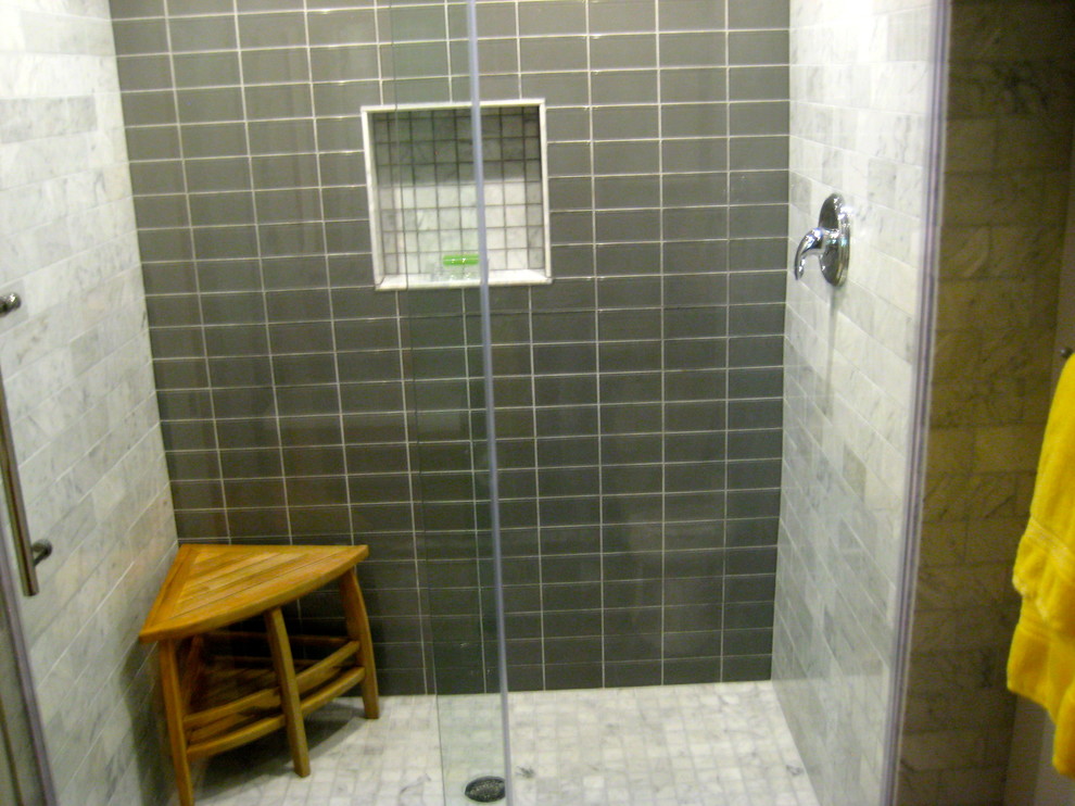 Idee per una piccola stanza da bagno con doccia bohémian con lavabo sospeso, ante in legno scuro, piastrelle grigie, piastrelle di vetro, pareti grigie e pavimento con piastrelle in ceramica