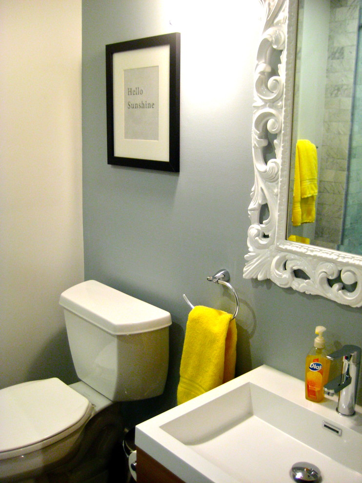 Cette image montre une petite salle d'eau bohème en bois brun avec un lavabo suspendu, un carrelage gris, un carrelage en pâte de verre, un mur gris et un sol en carrelage de céramique.