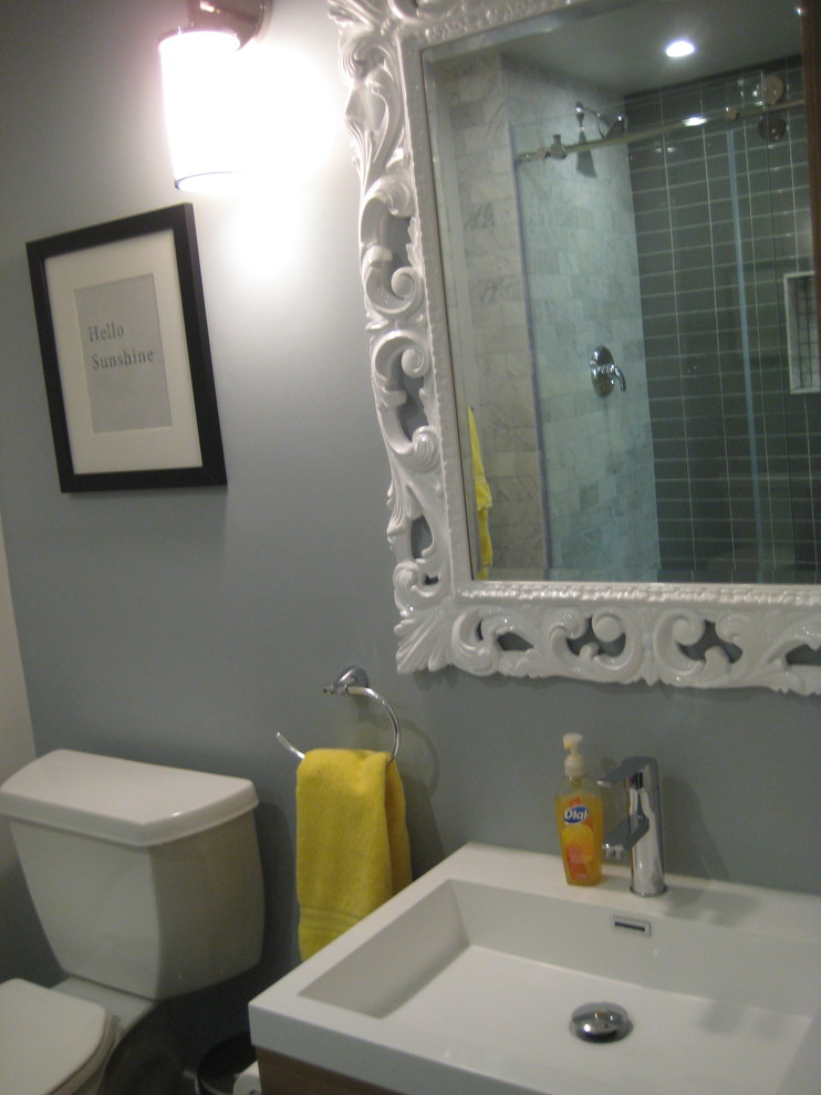 Idee per una piccola stanza da bagno con doccia eclettica con lavabo sospeso, ante in legno scuro, piastrelle grigie, piastrelle di vetro, pareti grigie e pavimento con piastrelle in ceramica