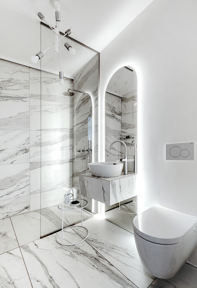 Foto di una stanza da bagno contemporanea con doccia alcova, WC sospeso, piastrelle bianche, pareti bianche, lavabo a bacinella e pavimento bianco