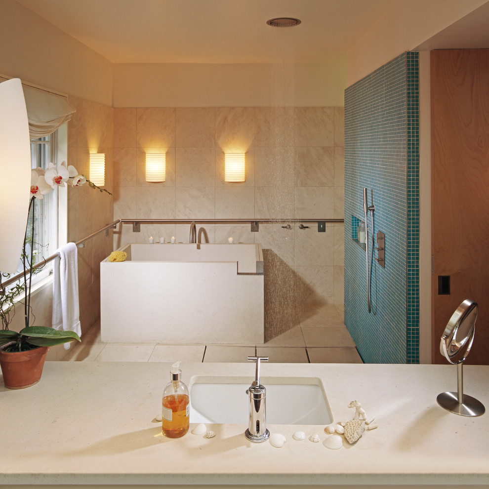 Imagen de cuarto de baño rectangular moderno con bañera exenta