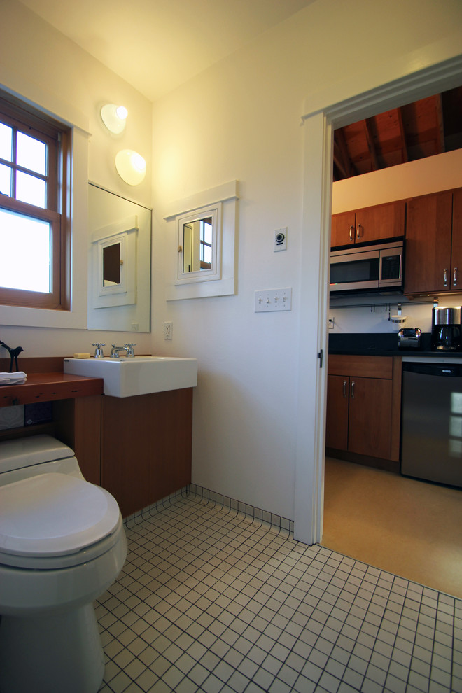 Foto di una piccola stanza da bagno con doccia stile americano con ante lisce, ante in legno scuro e top in legno