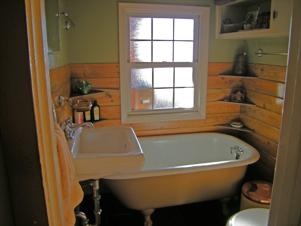 Landhausstil Duschbad mit offenen Schränken und Löwenfuß-Badewanne in Boise