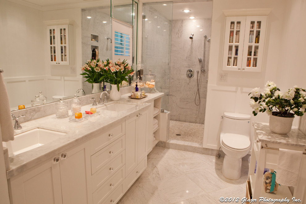 Idee per una stanza da bagno classica con lavabo sottopiano, consolle stile comò, ante bianche, top in marmo, vasca da incasso, doccia aperta, WC monopezzo e piastrelle bianche