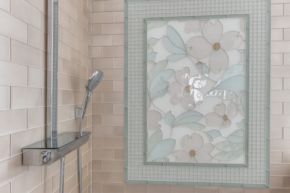 Immagine di una stanza da bagno padronale moderna di medie dimensioni con piastrelle beige e piastrelle di vetro