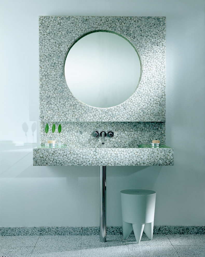 Badezimmer mit Marmor-Waschbecken/Waschtisch, grünen Fliesen, Kieselfliesen, weißer Wandfarbe und Marmorboden in New York
