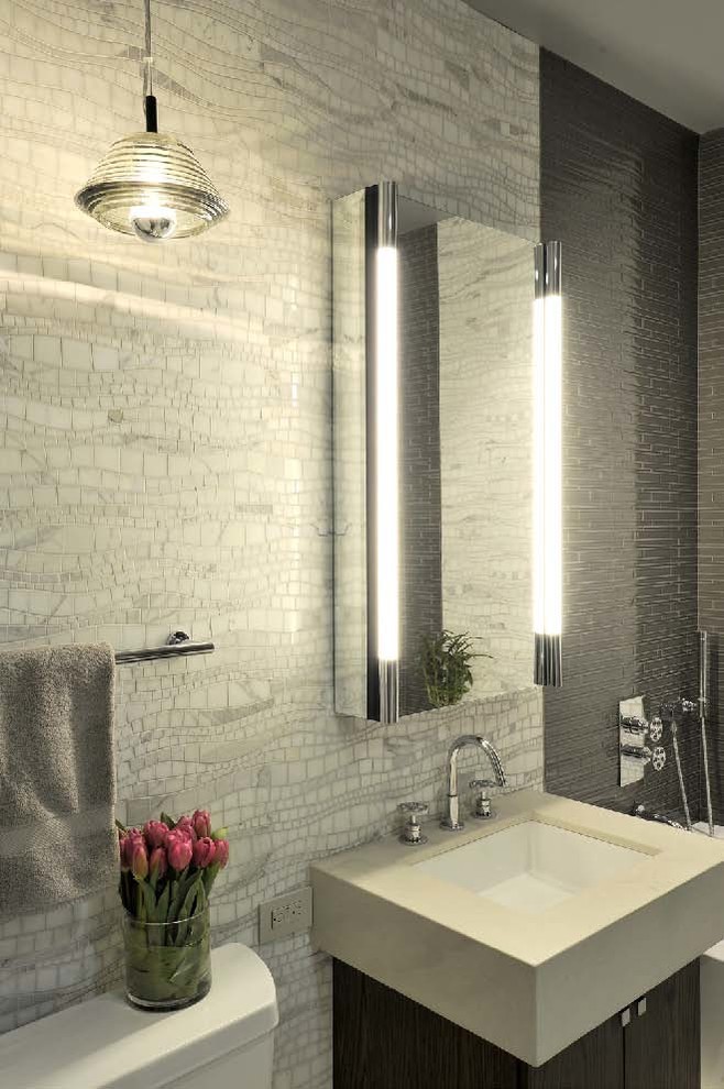 На фото: главная ванная комната среднего размера с подвесной раковиной, темными деревянными фасадами, ванной в нише, раздельным унитазом, разноцветной плиткой и разноцветными стенами с