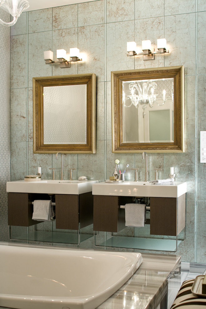 Mittelgroßes Badezimmer En Suite mit Waschtischkonsole, Einbaubadewanne, farbigen Fliesen und beiger Wandfarbe in New York