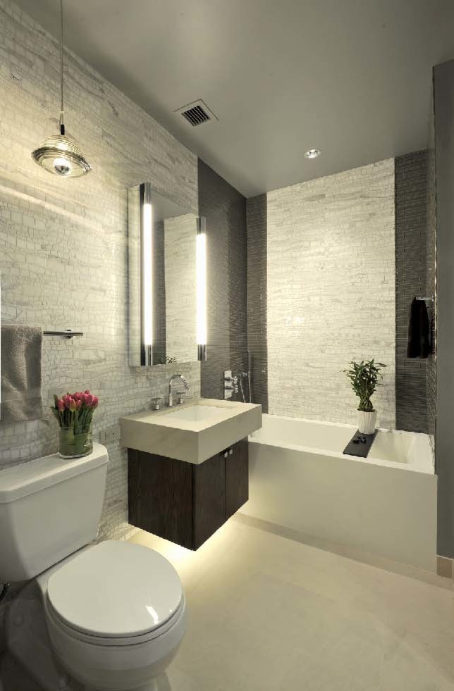 Idées déco pour une salle de bain principale en bois foncé de taille moyenne avec un lavabo suspendu, une baignoire en alcôve, WC séparés, un carrelage multicolore et un mur multicolore.